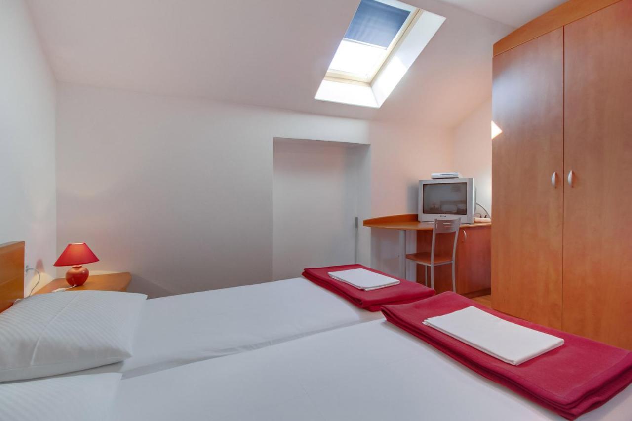 Apartments Rosa Mali Lošinj Exteriör bild